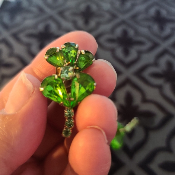 Vintage clover green stone earings Clip on. - Picture 1 of 3